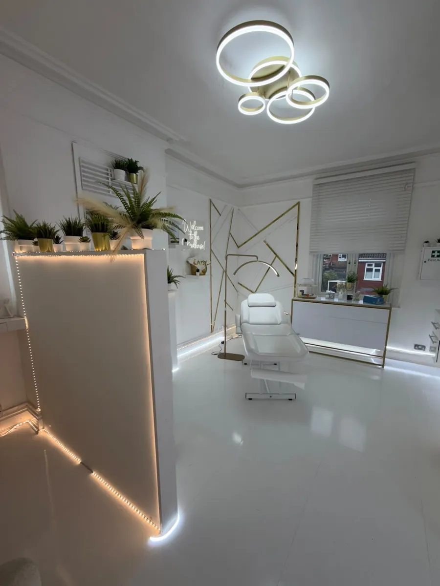Treatment room with plants and soft lighting